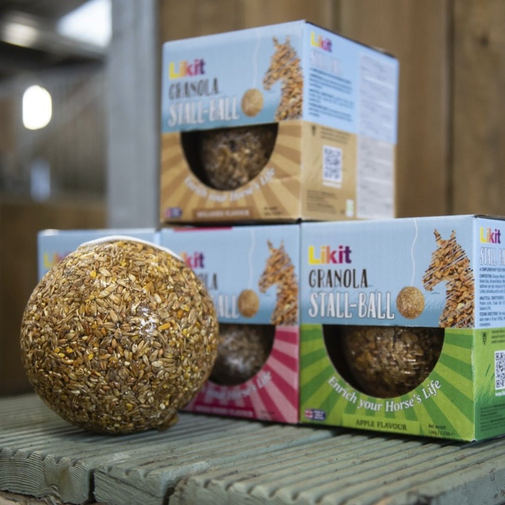 HENRY equestrian - Likit - Γλειφιτζούρι Stall Ball - Granola Apple 1,6 kg
