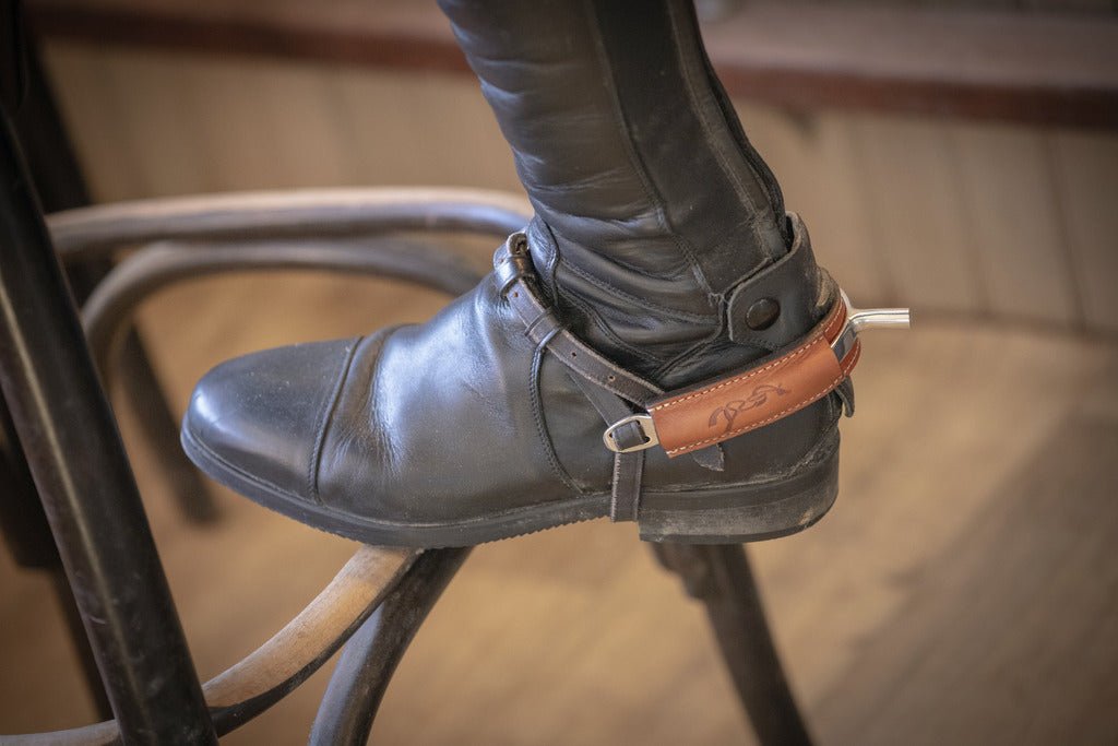 HENRY equestrian - Penelope Store - Δερμάτινη προστασία για τα σπιρούνια - καφέ