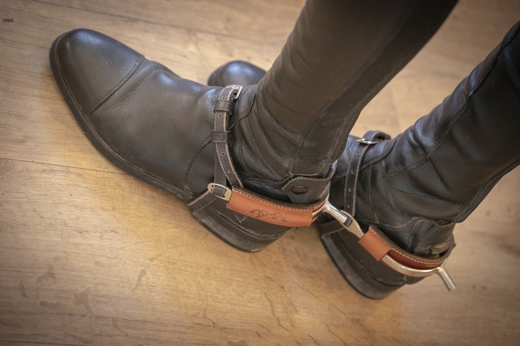 HENRY equestrian - Penelope Store - Δερμάτινη προστασία για τα σπιρούνια - μαύρο