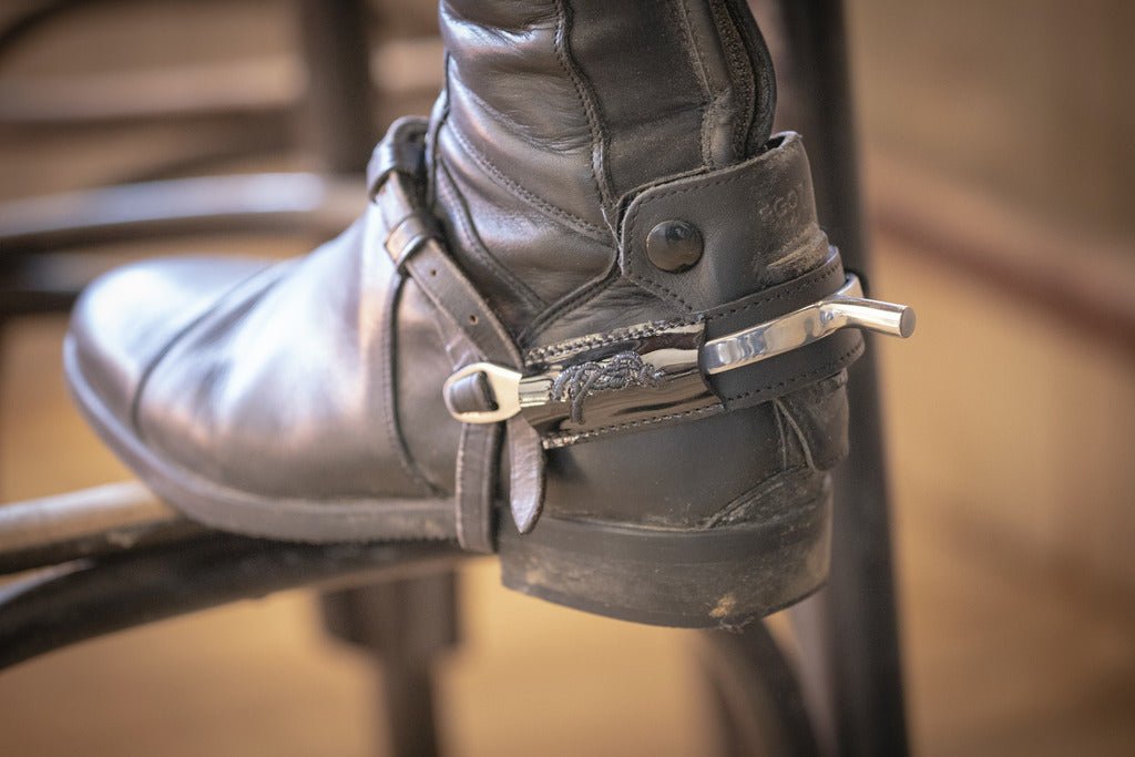 HENRY equestrian - Penelope Store - Δερμάτινη προστασία για τα σπιρούνια - μαύρο